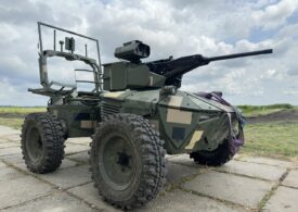 Arma revoluționară cu care Ucraina "îi toacă" pe ruși: O dronă cu roți mitraliază un avanpost inamic (Video)