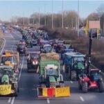 Agricultorii belgieni se alătură francezilor și blochează o autostradă: Sfârșitul nostru va însemna foamea voastră! (Video)