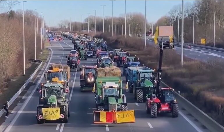 Agricultorii belgieni se alătură francezilor și blochează o autostradă: Sfârșitul nostru va însemna foamea voastră! (Video)