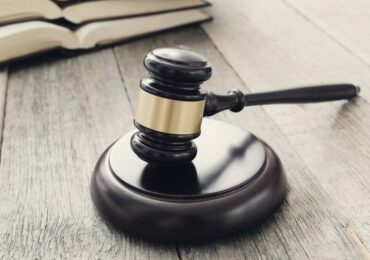 Oamenii de afaceri care au zburat la Mykonos cu șeful Tribunalului Constanța au dosare în instanța condusă chiar de el