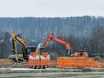 Dorel de pe șantierul autostrăzii Moldovei a spart conducta cu escavatorul și a lăsat localități întregi fără apă (Video)