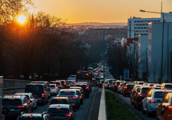Țările din UE în care oamenii pierd cel mai mult timp pentru a ajunge la serviciu: România e la egalitate cu Olanda, dar din cauze diferite