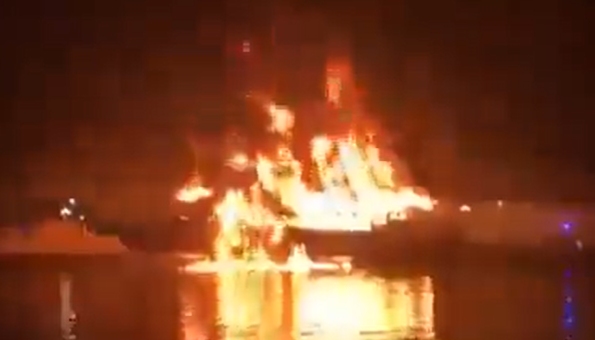 Petrolier în flăcări în Golful Aden, după un atac cu rachete (Video)