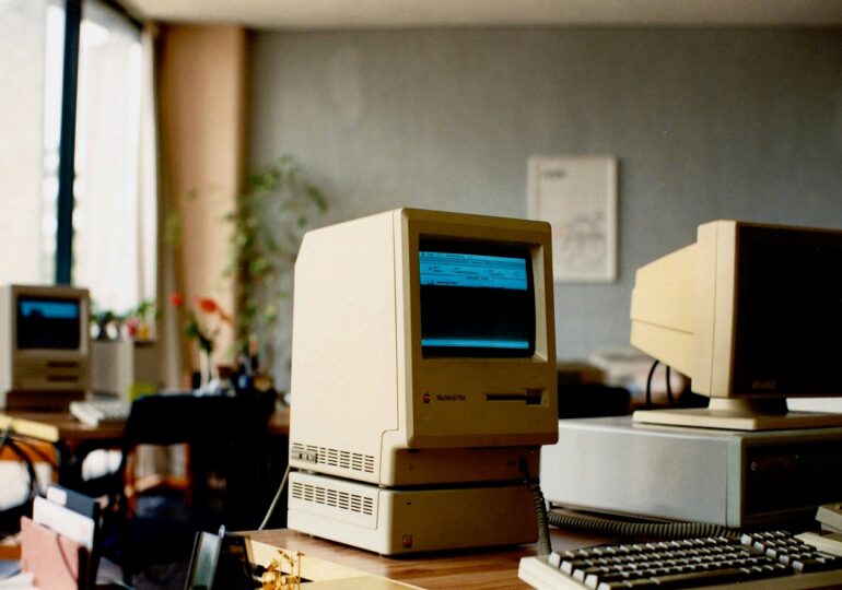 Primul computer Mac lansat de Apple a împlinit 40 de ani și unii oameni încă îl folosesc (Video)