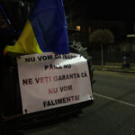 Simion și Șoșoacă au fost alungați cu huiduieli de transportatorii care protestează la intrarea în București: „Au vrut să spargem baricada cu jandarmii, dar noi suntem pașnici” (Video)