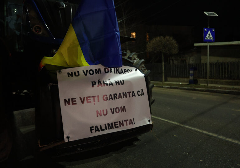 Simion și Șoșoacă au fost alungați cu huiduieli de transportatorii care protestează la intrarea în București: „Au vrut să spargem baricada cu jandarmii, dar noi suntem pașnici” (Video)