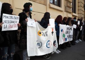 Protest al elevilor la Ministerul Educației: "Facem orele în stradă!" (Video)