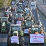 Fermierii francezi blochează autostrăzile din jurul Parisului (Foto & Video)