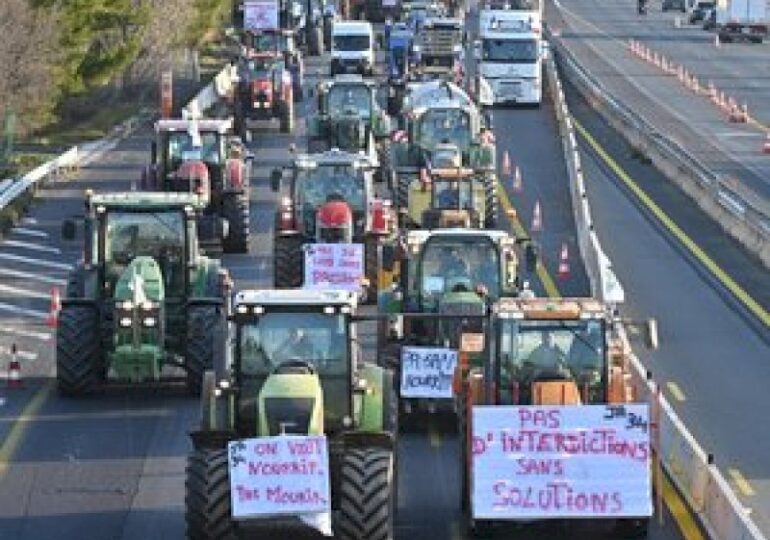 Fermierii francezi blochează autostrăzile din jurul Parisului (Foto & Video)