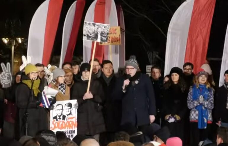 Criză în Polonia: Zeci de mii de oameni în stradă, în frunte cu Kaczynski. Duda anunță că îl grațiază iar pe fostul ministru săltat din palatul prezidențial (Video)