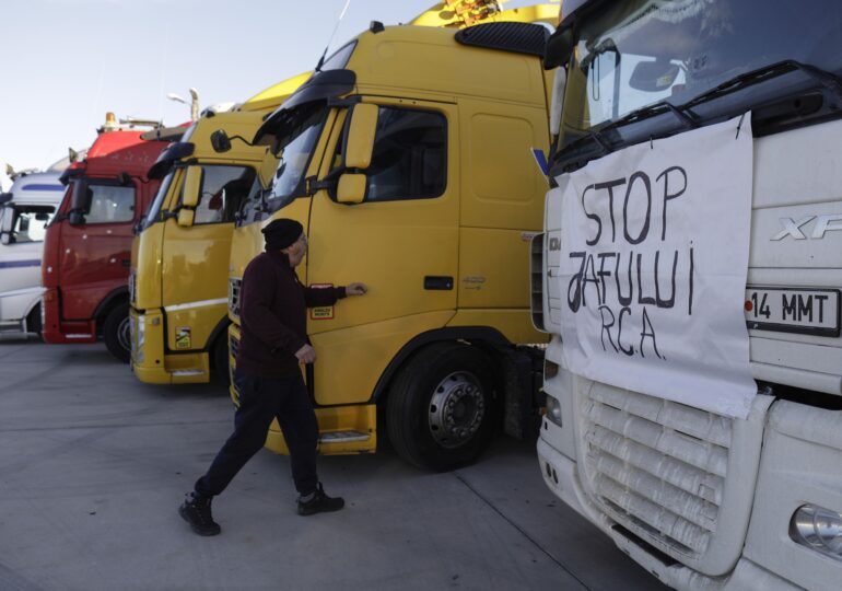 Multe dintre camioanele care blochează circulația la Afumați nu au RCA valabil