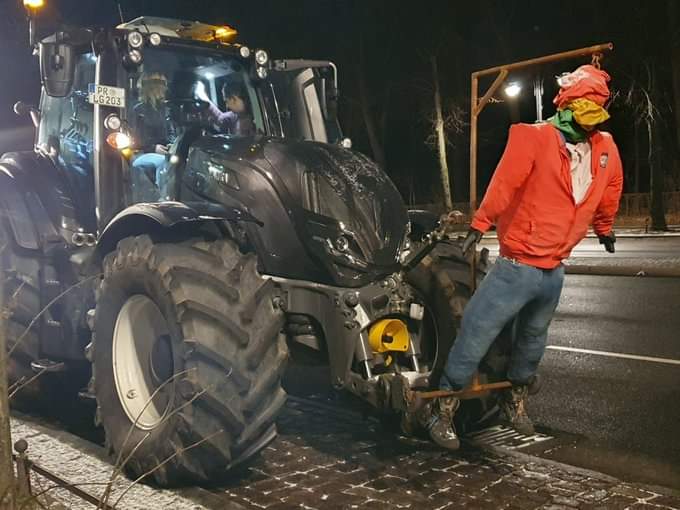 Haos în Germania: Fermierii blochează drumurile cu tractoare și camioane (Foto&Video)