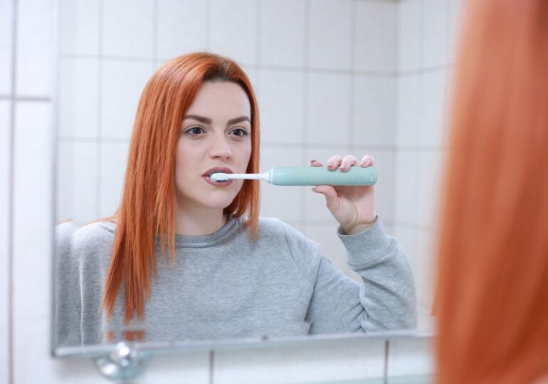 Spălatul pe dinți protejează de pneumonie - studiu