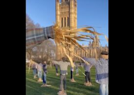 Protest cu sperietori de ciori în fața Parlamentului de la Londra (Foto & Video)