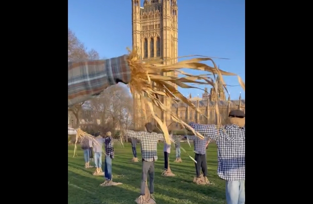 Protest cu sperietori de ciori în fața Parlamentului de la Londra (Foto & Video)