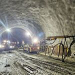 Momentul când un buldozer străpunge primul tunel de pe autostrada Pitești-Sibiu (Video)