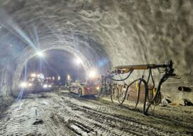 Lucrări la foc continuu la primul tunel săpat în stâncă de pe o autostradă din România (Galerie foto)