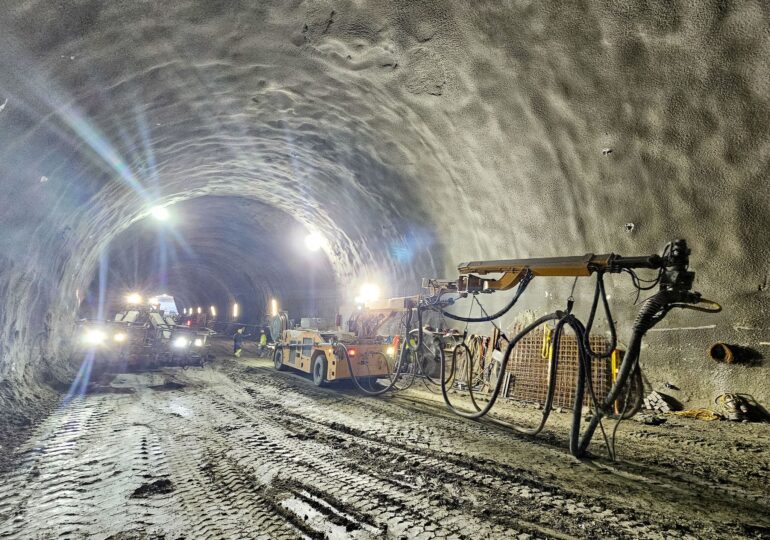 Lucrări la foc continuu la primul tunel săpat în stâncă de pe o autostradă din România (Galerie foto)