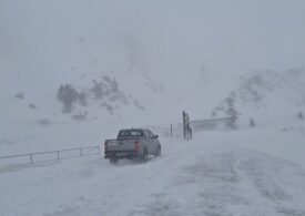 Trasee închise la munte și risc maxim de avalanșă. Vântul bate cu peste 100 km/h