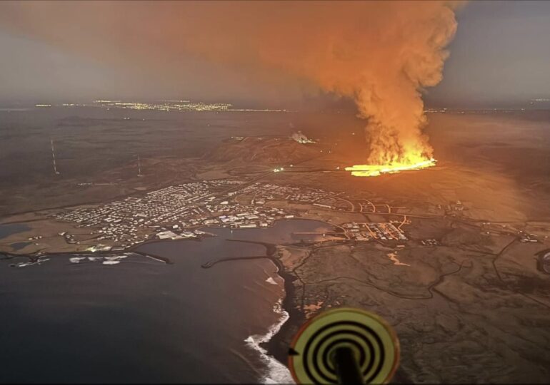 Imagini spectaculoase cu doi vulcani care au erupt duminică. Unul are antecedente mortale, al doilea pune în pericol un oraș (Foto&Video)