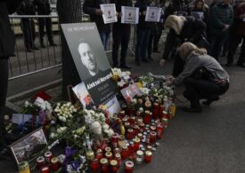 București: Zeci de persoane îi aduc un omagiu lui Navalnîi în fața Ambasadei Rusiei (Foto&Video)