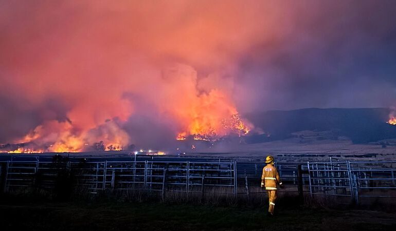 Incendiu uriaș în Australia, unde sunt 40 de grade: 30.000 de persoane au primit ordin de evacuare (Foto & Video)