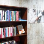 „Biblioteca de la Metrou”. Călătorii care tranzitează stația Unirii pot citi și împrumuta cărți