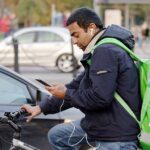 Cât câștigă pe zi un livrator de mâncare, în București. „Ies de la 12 și stau până seara la 12-1”