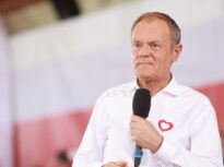 Touching message in Romanian from Donald Tusk, who „passes” Duckadam’s gloves to Nicușor Dan (Video)