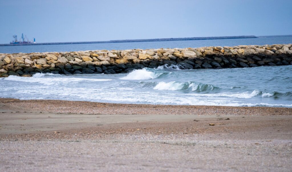 Fragmente de dronă, descoperite pe plaja din Eforie Nord