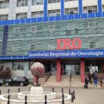 Medicii de la Institutul de Oncologie Iași s-au întors în timp. Scriu de mână fișele de internare, în urma atacului cibernetic