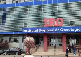 Medicii de la Institutul de Oncologie Iași s-au întors în timp. Scriu de mână fișele de internare, în urma atacului cibernetic