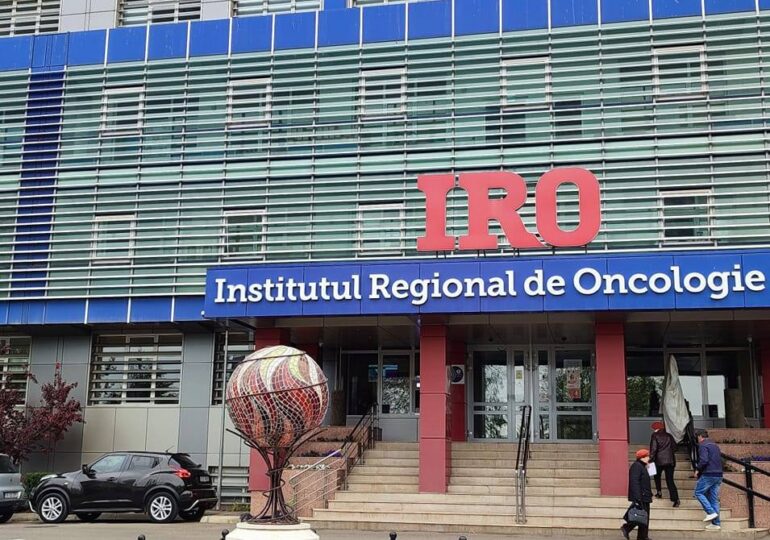 Medicii de la Institutul de Oncologie Iași s-au întors în timp. Scriu de mână fișele de internare, în urma atacului cibernetic