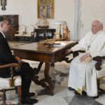 Marcel Ciolacu a fost primit de papa Francisc la Vatican. Ce cadouri și-au făcut (Foto)