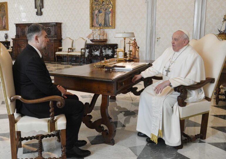 Marcel Ciolacu a fost primit de papa Francisc la Vatican. Ce cadouri și-au făcut (Foto)
