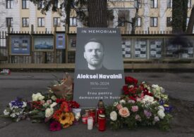 Alexei Navalnîi a fost comemorat și la București. Flori și lumânări au fost depuse în fața Ambasadei Rusiei (Foto)