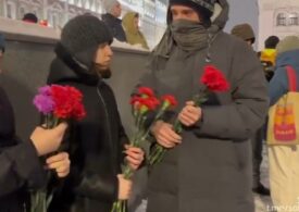 Cum s-au organizat rușii pentru a-l omagia pe Navalnîi fără să ajungă pe mâna poliției (Video)