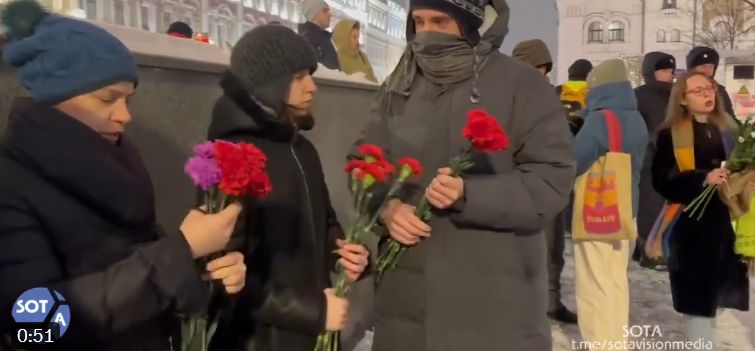 Cum s-au organizat rușii pentru a-l omagia pe Navalnîi fără să ajungă pe mâna poliției (Video)