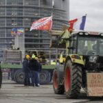 Imaginile zilei vin de la Parlamentul European, asaltat de tractoare și agricultori furioși (Galerie foto)