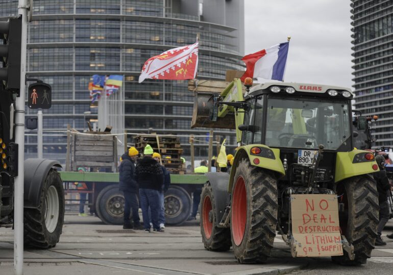 Imaginile zilei vin de la Parlamentul European, asaltat de tractoare și agricultori furioși (Galerie foto)