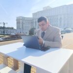 Simion a venit cu măsuța și laptopul – ține audiențe în fața Parlamentului. În paralel, PSD le-a făcut plângere penală colegilor din AUR