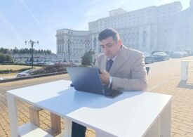 Simion a venit cu măsuța și laptopul - ține audiențe în fața Parlamentului. În paralel, PSD le-a făcut plângere penală colegilor din AUR