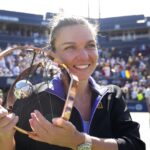 Simona Halep zambeste cu trofeul in mana