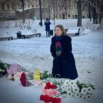 Ambasadoarea SUA în Rusia s-a recules în fața unui memorial improvizat la Moscova pentru Alexei Navalnîi