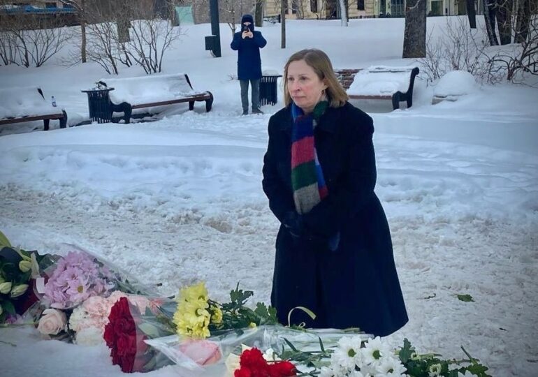 Ambasadoarea SUA în Rusia s-a recules în fața unui memorial improvizat la Moscova pentru Alexei Navalnîi