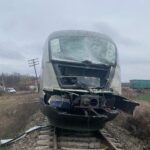 Un tren de pe ruta Craiova – Pitești a lovit un camion. Mecanicul e rănit și circulația blocată (Video)