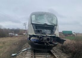 Un tren de pe ruta Craiova - Pitești a lovit un camion. Mecanicul e rănit și circulația blocată (Video)