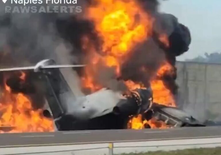 Un avion s-a prăbușit pe o autostradă aglomerată din Florida (Video)