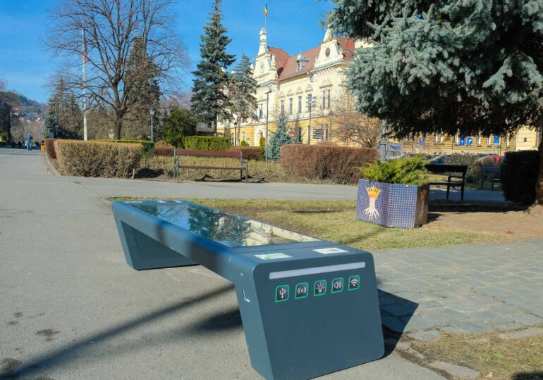 Brașovul are primele bănci smart, cu Net și panouri solare care-ți încarcă telefonul (Galerie foto)
