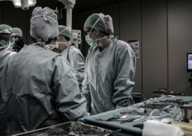 Premieră în medicina mondială: Un rinichi de porc modificat genetic, transplantat la un pacient în viață